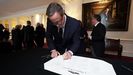 Cameron firmando ayer en la proclamaci�n de Carlos III