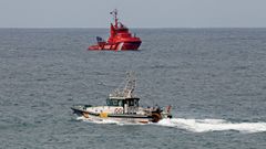  Un barco de la Cruz Roja y otro de la Guardia Civil rastrean la playa de Arnao en el municipio asturiano de Castrill�n, durante la b�squeda de la mujer de 35 a�os que cay� al agua mientras pescaba 