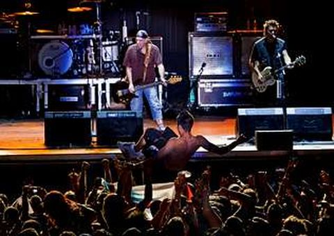 Multitudinario concierto de Barricada en una reciente edición del festival en Asturias