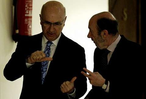 Duran i Lleida y Rubalcaba conversan en un receso del pleno celebrado ayer en el Congreso.