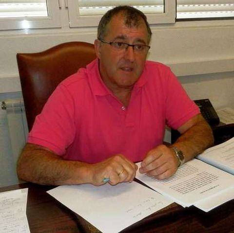 Sim�n Guardado, ayer en la alcald�a del consistorio de Luarca.