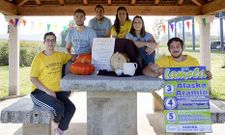 Grupo de j�venes que integraron la comisi�n de fiestas en Lamela.