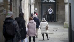 Colas para entrar en la oficina de Correos del Franco, en Santiago