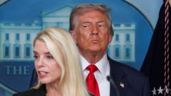 Donald Trump, con la fiscala general de Estados Unidos, Pam Bondi