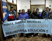 Un grupo de marineros afectados protestan ante el Instituto Social de la Marina en Vigo.
