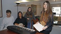 Marta, en primer plano con unas partituras, escap� de J�rkov