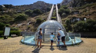Varios turistas�junto al ascensor del monte de San Pedro de A Coru�a este mi�rcoles