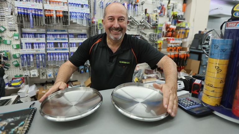 Paco Rouco, pinchadiscos de la desaparecida discoteca Verxeles, se reconvirtió en «ferreteiro» hace 32 años