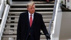 El expresidente Trump a su llegada al aeropuerto de Aberdeen.