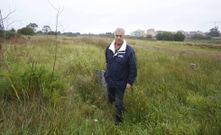 Isidoro Sabell, especialista en la historia local de Sanxenxo, paseando por la ubicaci�n de las antiguas salinas de Noalla. 