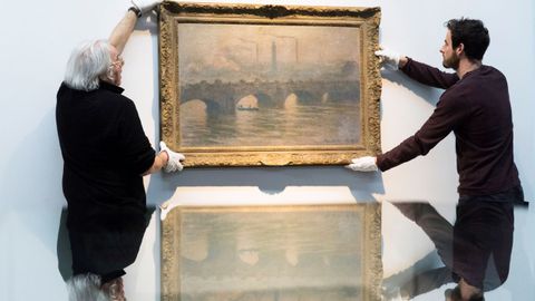 Empleados colocan la obra de Claude Monet «Puente de Waterloo» antes de la inauguración de la exposición «Gurlitt: el robo del arte nazi y sus consecuencias» en el Kunstmuseum de Berna, Suiza