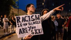Contraprotestas en el Reino Unido ante los disturbios causados por ultraderechistas