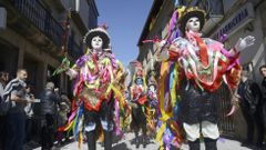 Desfile de foli�ns e comparsas en Viana do Bolo