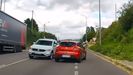 Momento en el que la maniobra evasiva del vehculo rojo evita el choque en la N-552.