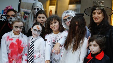 Zombis, muertos vivientes en la calle del Orz�n- Sama�n - Halloween