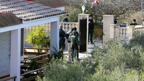 Efectivos de la Guardia Civil escoltan a los dos presuntos homicidas fuera del chal&eacute;
