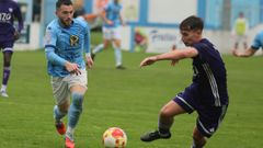 Sergio Cora pugna por el baln con David Carreira durante el Viveiro-Montaeros en el Kiko Rey.