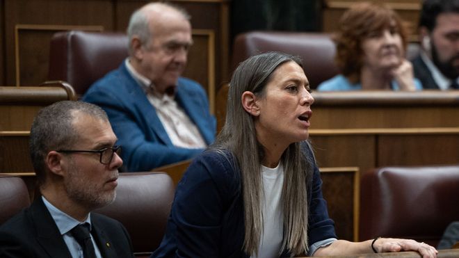 Mirian Nogueras interviene desde su esca�o en el pleno del Congreso