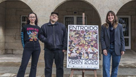 L�a Lomo, con Axo Varela, Pruden, ambos creadores de Udentattoo que elaboraron el cartel del entroido de Ver�n 2026, junto con la concejala de Cultura, Samanta Barreira.
