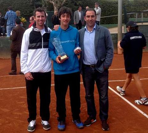 Izquierdo -centro- tiene en su ttulo del Torneo Albert Costa -derecha- su mayor xito individual.