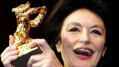 Anouk Aim�e, agradeciendo el Oso de Oro honor�fico que le fue concedido en la 53.� edici�n de la Berlinale, en el 2003.