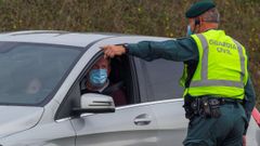 Patrullas de la Guardia Civil realizan un control en los accesos a un centro comercial en el concejo asturiano de Siero