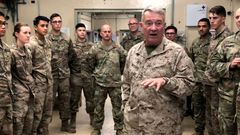 El general McKenzie, jefe del Comando Central, durante un visita a las tropas estadounidenses en la base de Jalalabad