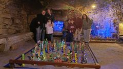 Javier, de segundo por la derecha, junto a familia y vecinos