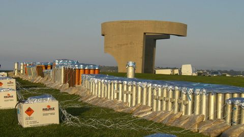 Preparativos de los fuegos de la sesi�n de las fiestas de Bego�a en Gij�n que fue la �m�is grande en Espa�a� hecha por Reiriz