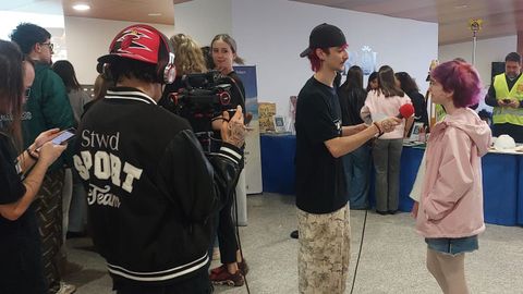 Estudiantes del ciclo de v�deo y sonido del Saturnino Montojo, entrevistando a los asistentes