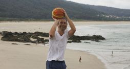 Miguel Pi�eiro fue quince a�os profesional del baloncesto, aunque en verano prefiere la playa y otros deportes al aire libre. 