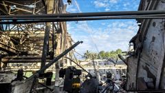 Los bomberos amortiguan una instalaci�n de reparaci�n de material rodante de carga ferroviaria tras un ataque a�reo ruso en Kiev. 