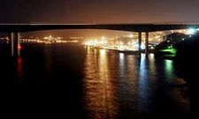 El Puente de los Santos a oscuras y, al fondo, las localidades de Castropol y Ribadeo iluminadas.