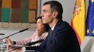 El presidente del Gobierno, Pedro S�nchez, y la ministra de Defensa, Margarita Robles, en la Moncloa durante una videoconferencia con los militares en el exterior el pasado 24 de diciembre.