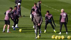 Los jugadores del Real Madrid haciendo un rondo durante un entrenamiento en Valdebebas