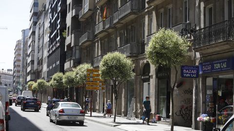 Edificio de la rúa do Progreso de Ourense en el que salen a subasta dos garajes embargados por la Seguridad Social