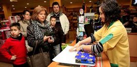 Numerosos carballeses aprovecharon la apertura de los comercios en la jornada de ayer para comprar los �ltimos juguetes.
