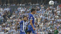 Villares, antes de marcar el gol del empate ante el Betis, con Auba como espectador de lujo.