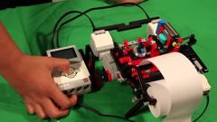 Una impresora de braille con piezas de Lego