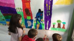 Alumnos del CEIP de Cai�n pintan un mural como parte de su proyecto sobre ciudades sostenibles. 
