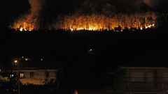 Las llamas, peligrosamente cerca en San Esteban de Negros