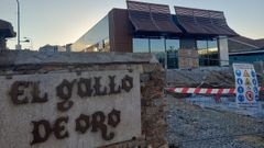 La franquicia de McDonald's en Arteixo se alza en la parcela delantera del restaurante El Gallo de Oro.