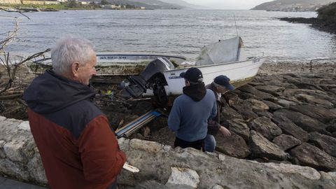 Las dos embarcaciones varadas junto al paseo mar�timo de Cee.