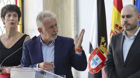 El ministro de Pol�tica Territorial y Memoria Democr�tica, �ngel V�ctor Torres (c), la ministra de Inclusi�n, Seguridad Social y Migraciones y portavoz del Ejecutivo, Elma Saiz, y el delegado del Gobierno en Ceuta Miguel �ngel P�rez Triano, durante su comparecencia celebrada este mi�rcoles en la sede de la Delegaci�n del Gobierno en Ceuta.