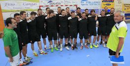 V�ctor Garc�a �Pillo� dando indicaciones en el pre�mbulo del inicio de pretemporada del conjunto cangu�s. 