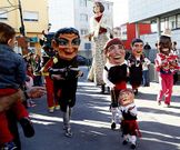Los gigantes y cabezudos desfilaron por las calles de Mux�a.