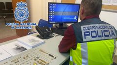 Un agente realizando pesquisas sobre el caso. 