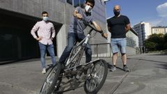De izquierda a derecha, Sergio Caama�o, Carlos Lourido (en el triciclo) y a la derecha su profesor, Emilio Sanjurjo