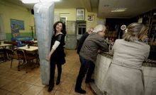 Mar�a del Carmen Castro traslada el colch�n que coloca en el espacio donde duermen. 