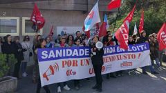 Protesta en la primera jornada de huelga de la sanidad privada ante el Hospital Quir�n de A Coru�a